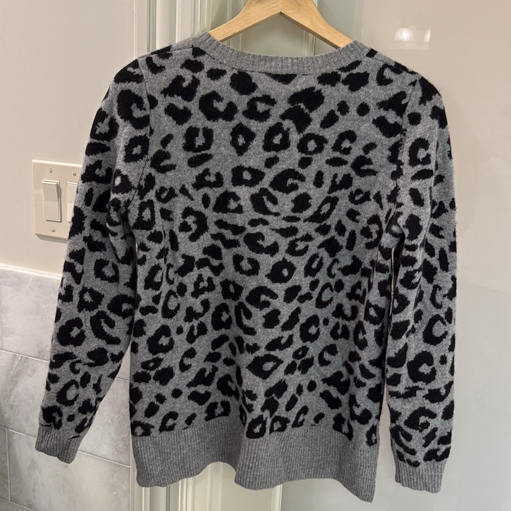 Bloomingdale’s animal print cashmere sweater size Medium - Picture 6 of 6